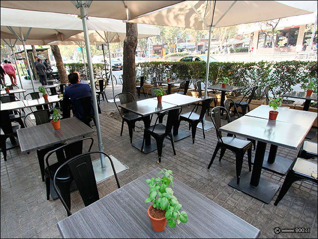 Mesas en el sector de la terraza - Vapiano (Providencia)